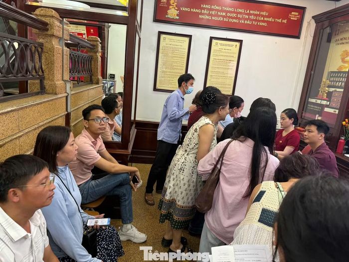 Khách hàng xếp hàng mua vàng sáng 6/6 (ảnh: Ngọc Mai).