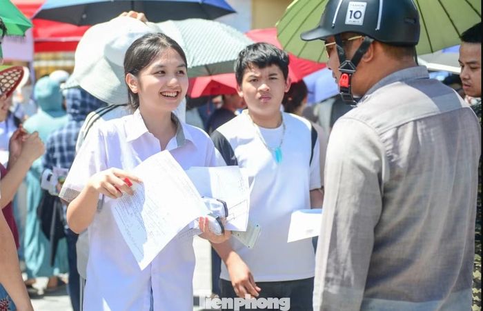 Những nụ cười rạng rỡ của sĩ tử sau kỳ thi.