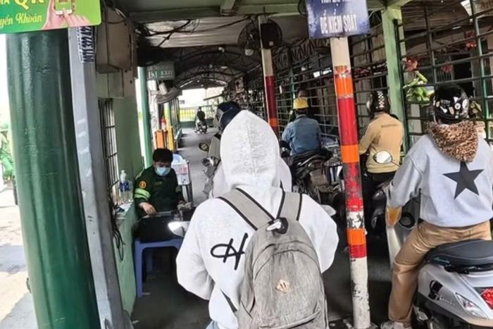 Người dân xếp hàng trả tiền, đợi chờ qua phà hiện nay.