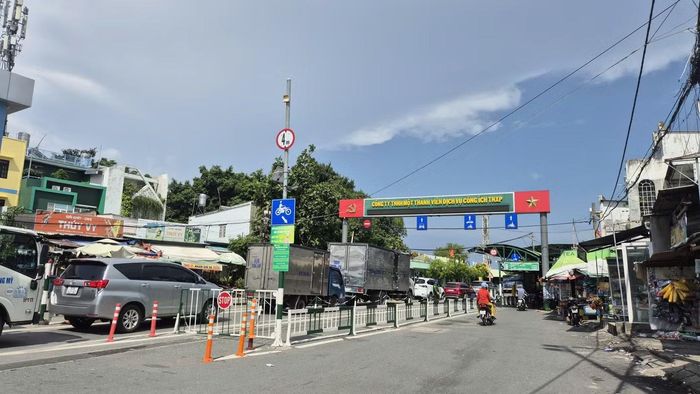 Mỗi ngày hàng nghìn lượt ô tô, xe máy qua phà Cát Lái để về Nhơn Trạch, Long Thành, hướng về biển Vũng Tàu.