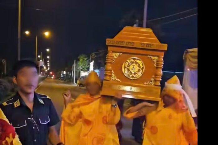 Nhóm người khiêng quan tài có người sống bên trong diễu phố. Ảnh: MXH