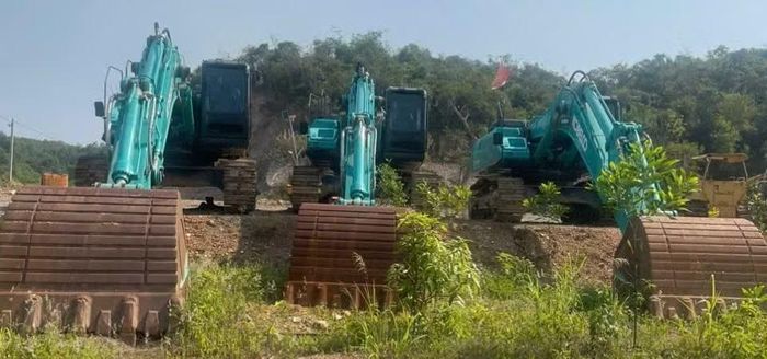 Máy móc doanh nghiệp bỏ không vì gặp vướng mắc thủ tục cấp phép khai thác khoáng sản.
