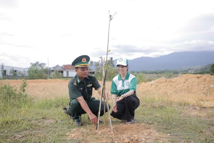 Triển khai vệ sinh môi trường, trồng cây xanh hưởng ứng ngày Chủ Nhật xanh và ngày Môi trường thế giới.