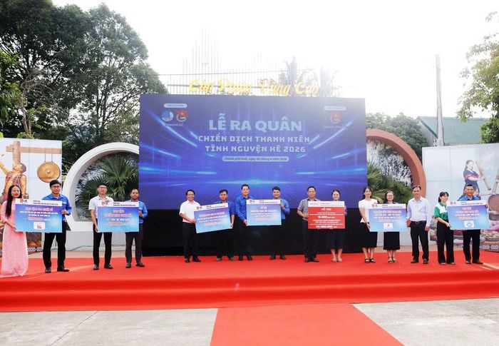 Trao tặng các công trình, phần việc thanh niên cùng nhiều nguồn lực phục vụ chiến dịch với tổng giá trị gần 800 triệu đồng.