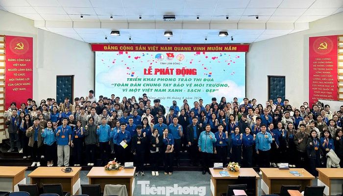 Hàng trăm đoàn viên thanh niên Đại học Đà Lạt tham gia lễ ra quân.