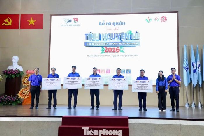 Ban cán sự Đoàn Đại học Quốc gia TPHCM trao nguồn lực cho các đơn vị.