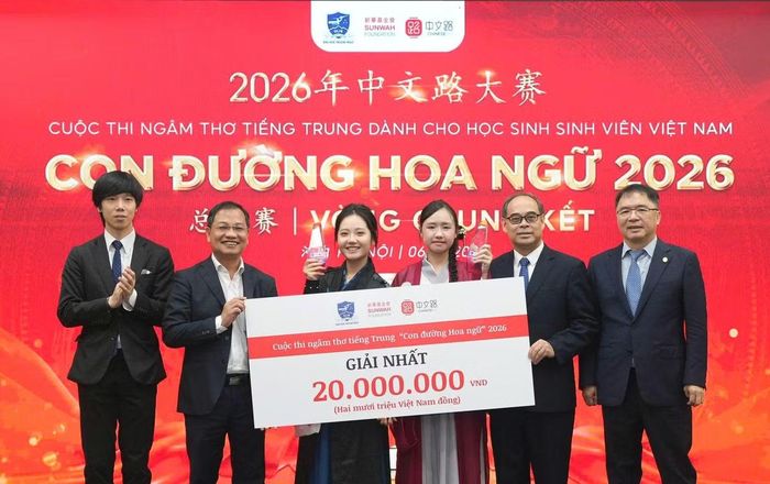 Đại diện Ban tổ chức trao giải Nhất tặng các thí sinh Nguyễn Bảo Phúc Linh và Đàm Phương Chi. Ảnh: CTV