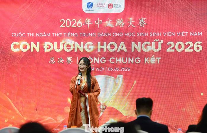 Thí sinh tham gia dự thi Vòng chung kết. Trong ảnh là thí sinh Lù Thí Súng (dân tộc Mông) sinh viên Trường CĐ Lào Cai trình bày bài thơ "Niệm nô kiều – Xích Bích hoài cổ" của tác giả Tô Thức. Ảnh: Xuân Tùng