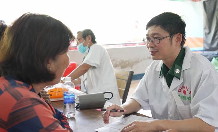 Cán bộ quân y BĐBP thành phố thăm khám sức khỏe cho người dân Thạnh An. Ảnh: BĐBP TPHCM