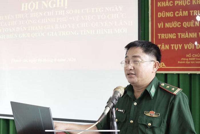 Trung tá Bao Minh Tiến - Phó Chủ nhiệm Chính trị Ban Chỉ huy BĐBP TPHCM, trao đổi về Chỉ thị 01 cùng bà con nhân dân xã đảo Thạnh An. Ảnh: BĐBP TPHCM