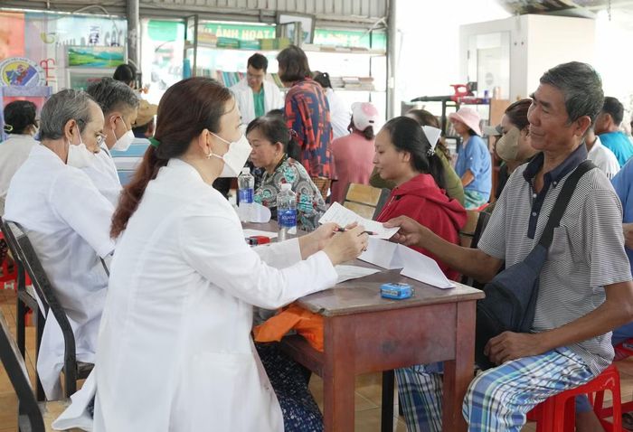 Đoàn bác sĩ thăm khám, chỉ định chăm sóc y tế cho người dân xã đảo Thạnh An.