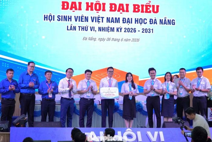 Sinh viên ĐH Đà Nẵng "Đoàn kết – Đột phá – Sáng tạo – Phụng sự - Hội nhập". Ảnh: Thanh Hiền