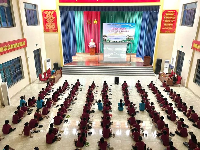 121 "chiến sĩ nhí" được chia thành 9 tiểu đội. Ngay từ ngày đầu nhập ngũ, các em tạm rời điện thoại, nhận quân tư trang, giường ngủ và sắp xếp nơi ở để làm quen với môi trường quân đội.