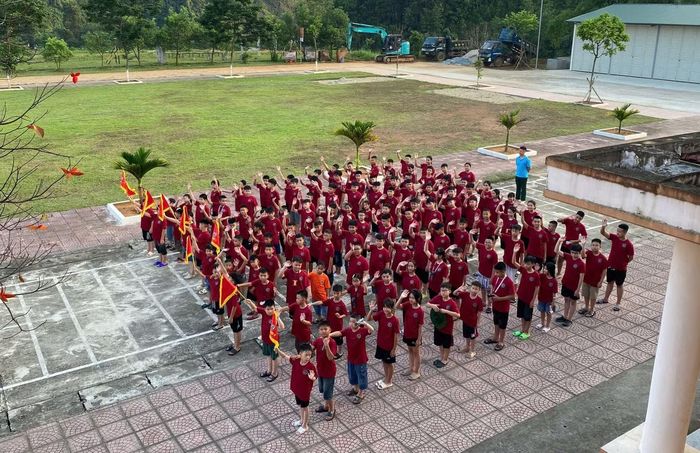 Học kỳ trong quân đội tỉnh Lào Cai năm 2026 diễn ra trong 10 ngày (từ 31/5 đến 9/6), thu hút 121 học sinh từ 8 đến 13 tuổi của Lào Cai và một số địa phương như Hà Nội, Phú Thọ tham gia. Chương trình do Tỉnh Đoàn Lào Cai phối hợp Bộ Chỉ huy Quân sự tỉnh và Sở Giáo dục và Đào tạo tỉnh Lào Cai tổ chức.
