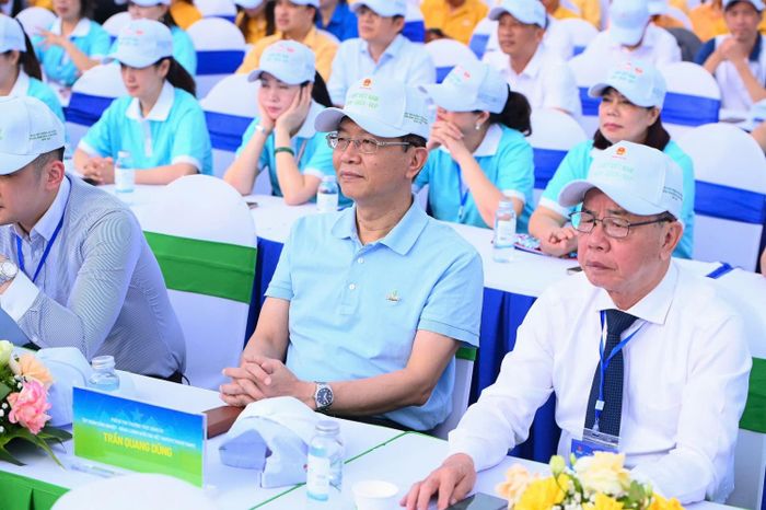 Đồng chí Trần Quang Dũng, Phó Bí thư Thường trực Đảng ủy Tập đoàn Công nghiệp - Năng lượng Quốc gia Việt Nam (giữa) tham dự buổi lễ.