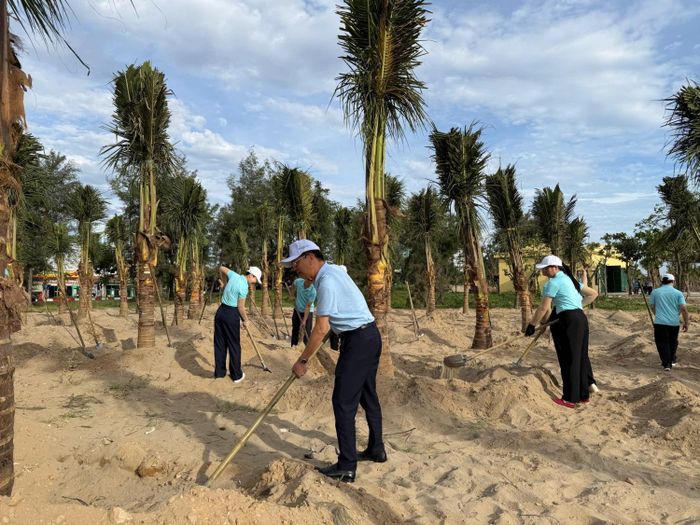 Đồng chí Trần Quang Dũng - Phó Bí thư thường trực Đảng ủy Petrovietnam và các đại diện các đơn vị trong Tập đoàn tham gia trồng cây tại lễ phát động phong trào toàn dân bảo vệ môi trường vì một Việt Nam xanh - sạch - đẹp