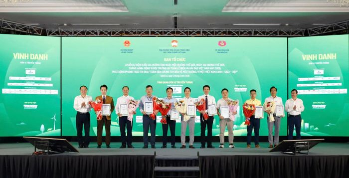 Thứ trưởng Bộ Nông nghiệp và Môi trường Lê Công Thành và Tổng Biên tập Báo Nông nghiệp và Môi trường Nguyễn Ngọc Thạch trao chứng nhận, tri ân các đơn vị đồng hành cùng chuỗi sự kiện môi trường quốc gia năm 2026.