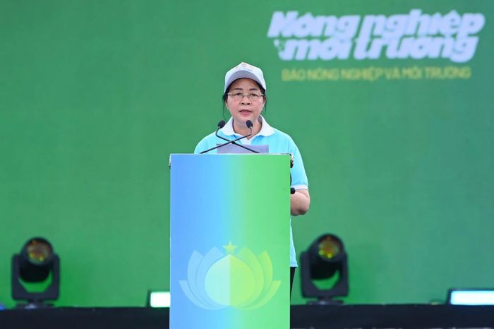 Đồng chí Bùi Thị Minh Hoài, Ủy viên Bộ Chính trị, Bí thư Trung ương Đảng, Chủ tịch Ủy ban Trung ương MTTQ Việt Nam, phát biểu mở đầu lễ phát động