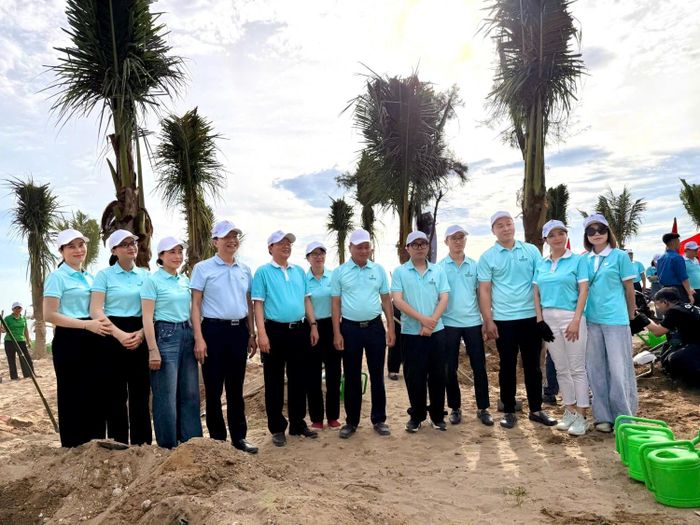 Phó Thủ tướng Chính phủ Hồ Quốc Dũng; Phó Bí thư thường trực Đảng ủy Petrovietnam Trần Quang Dũng cùng các đại biểu tham gia hoạt động trồng cây hưởng ứng Ngày Môi trường Việt Nam trong khuôn khổ Lễ phát động quốc gia phong trào thi đua “Toàn dân chung tay bảo vệ môi trường, vì một Việt Nam xanh - sạch - đẹp”