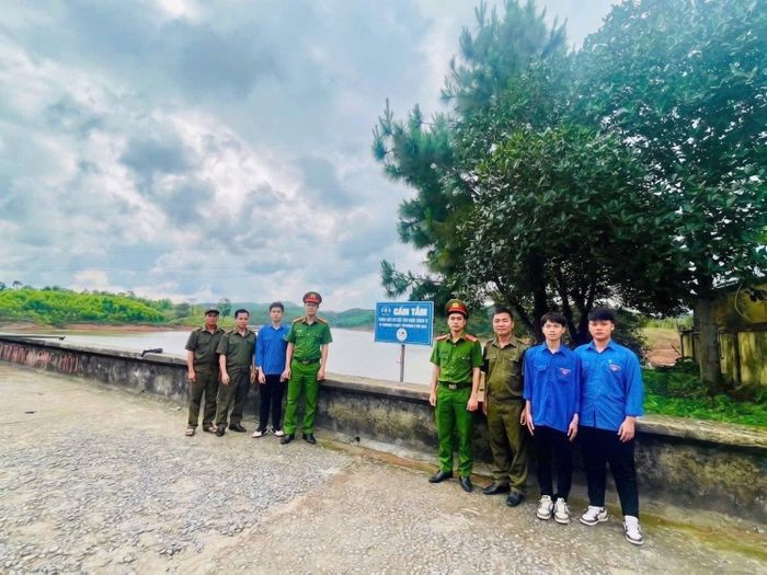 Lực lượng chức năng rà soát các điểm nguy hiểm đặt biển cảnh báo cấm tắm.