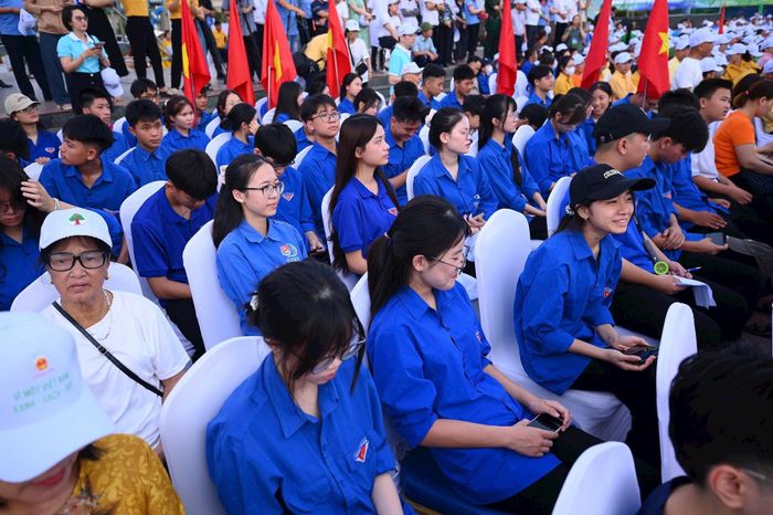 Đại diện các bộ, ban, ngành Trung ương, lãnh đạo nhiều địa phương và đông đảo nhân dân dự lễ.
