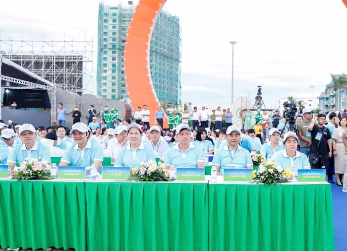 Đại biểu tham dự Lễ phát động toàn dân chung tay vì một Việt Nam xanh - sạch - đẹp.