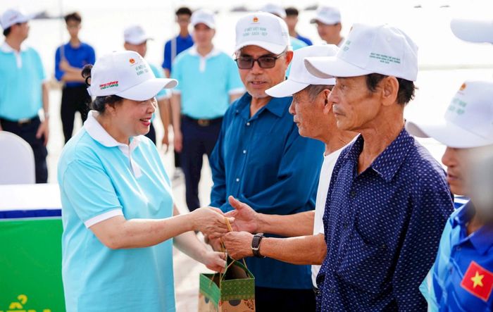 Các đại biểu thăm hỏi và động viên ngư dân, đồng thời trao tặng 1.000 lá cờ Tổ quốc cùng các bồn chứa nước ngọt phục vụ tàu cá.
