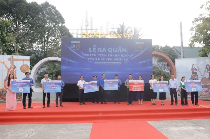 Nhiều công trình, phần việc và nguồn lực được trao tặng nhằm hỗ trợ triển khai Chiến dịch Thanh niên tình nguyện hè năm 2026.