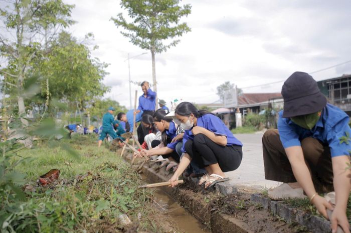 Ngay sau lễ phát động, các đội hình tình nguyện đã triển khai nhiều hoạt động thiết thực tại xã A Lưới 2 như vệ sinh môi trường, tuyên truyền pháp luật...