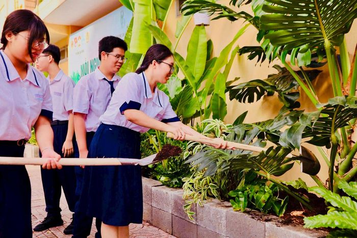 Học sinh tham gia dọn dẹp vệ sinh môi trường.
