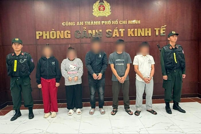 Cơ quan công an đã tiến hành khởi tố vụ án, khởi tố bị can và bắt tạm giam đối với 5 đối tượng cầm đầu về tội “Xâm phạm quyền sở hữu công nghiệp”. (Ảnh: Công an cung cấp)
