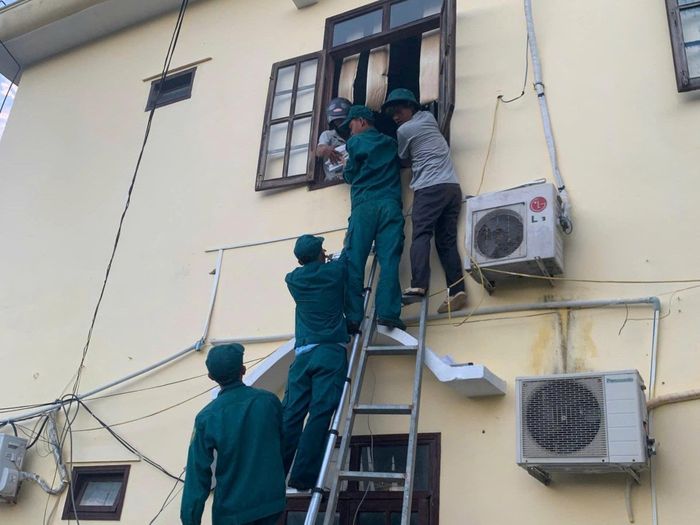 Cán bộ, chiến sĩ Ban CHQS xã Thượng Đức hỗ trợ di chuyển hồ sơ, tài liệu ra khỏi khu vực nguy hiểm nhằm hạn chế thiệt hại do hỏa hoạn gây ra.