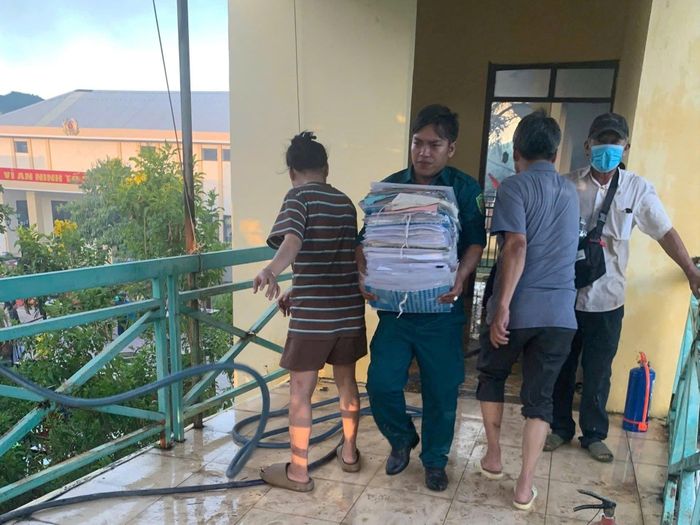 Lực lượng dân quân tự vệ cùng cán bộ địa phương khẩn trương đưa hồ sơ, tài liệu và tài sản ra nơi an toàn trong quá trình chữa cháy.