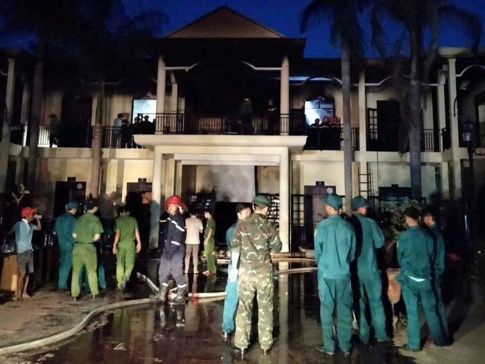 Các lực lượng quân sự, công an và phòng cháy, chữa cháy phối hợp triển khai công tác chữa cháy tại hiện trường vụ cháy.