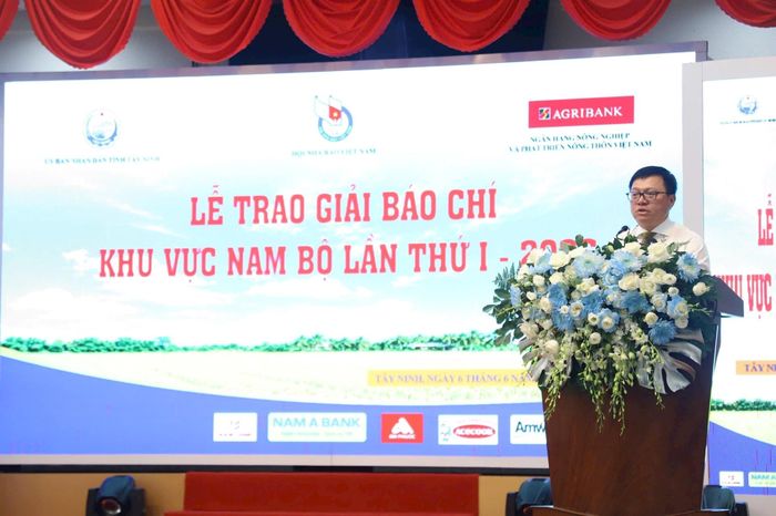 Ông Lê Quốc Minh - Ủy viên Trung ương Đảng, Tổng Biên tập Báo Nhân Dân, Phó Trưởng Ban Tuyên giáo và Dân vận Trung ương, Chủ tịch Hội Nhà báo Việt Nam phát biểu tại lễ trao giải