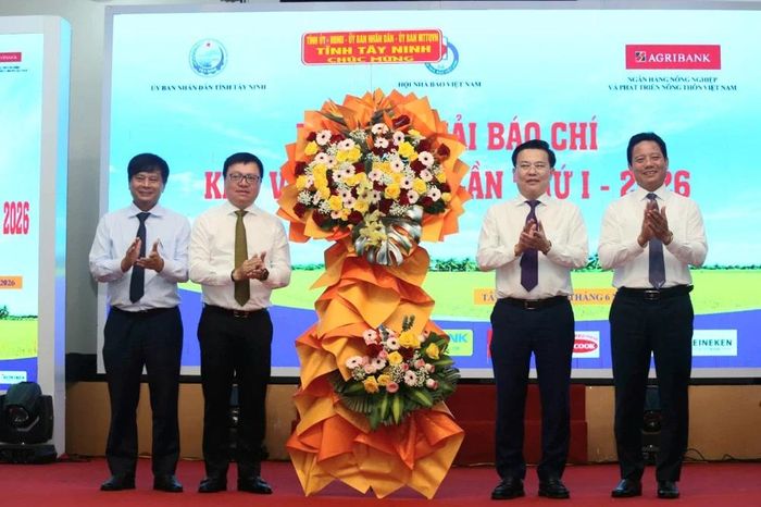 Ông Nguyễn Thanh Hải - Phó bí thư Tỉnh ủy Tây Ninh và ông Phạm Tấn Hòa - Phó chủ tịch UBND tỉnh Tây Ninh (bên phải) tặng hoa chúc mừng tại buổi lễ. Ảnh: Huỳnh Du