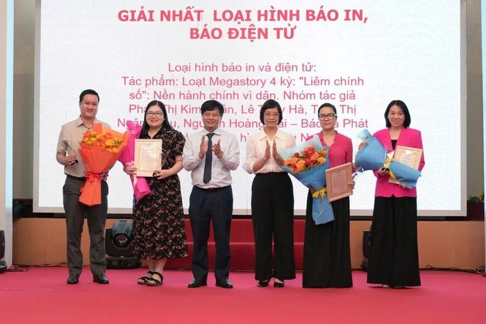 Ban Tổ chức trao giải nhất cho thể loại báo in và điện tử. Ảnh: Huỳnh Du