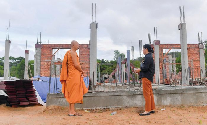 Hòa thượng Trần Phương chia sẻ cùng tác giả về quy mô của tòa chánh điện đang được thi công với kinh phí 18 tỷ đồng
