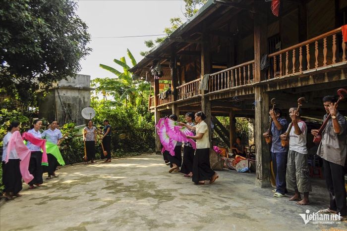Giá trị lớn nhất của công tác bảo tồn không chỉ nằm ở việc cứu vãn những di sản có nguy cơ mai một, mà ở khả năng khơi dậy sức sống của văn hóa trong cộng đồng. (Trong ảnh: Đội văn nghệ thôn Nà Củng, xã Phong Thổ, tỉnh Lai Châu luyện tập văn nghệ mỗi khi nông nhàn - Ảnh: Hà Minh Hưng)