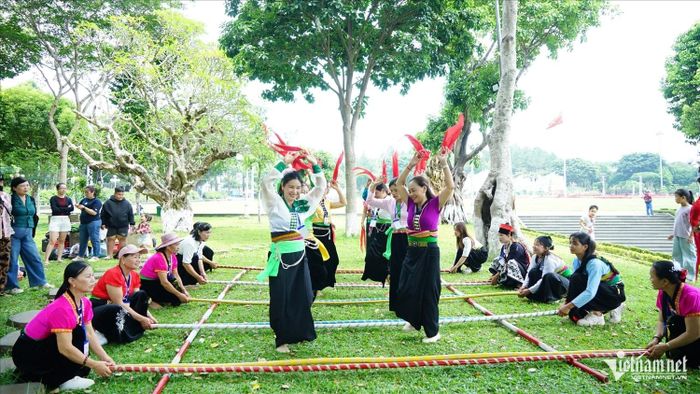 Trao quyền gìn giữ và phát huy di sản cho cộng đồng không chỉ là “chìa khóa” để bảo tồn bền vững mà còn đưa văn hóa sống trong đời sống, thành “chất keo” kết nối các dân tộc. (Trong ảnh: Nghệ nhân các dân tộc Tày, Dao, Thái của xã Gào trình diễn nhảy sạp trong Ngày hội Văn hóa các dân tộc tỉnh Gia Lai lần thứ I năm 2026 - Ảnh: Ngọc Thu)