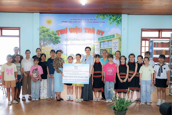 Phu nhân Tổng Bí thư, Chủ tịch nước Tô Lâm tặng quà Thư viện xã Trà My. Ảnh: CTV