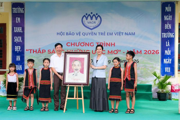 Phu nhân Tổng Bí thư, Chủ tịch nước tặng Trường Tiểu học Kim Đồng bức chân dung Chủ tịch Hồ Chí Minh. Ảnh: CTV