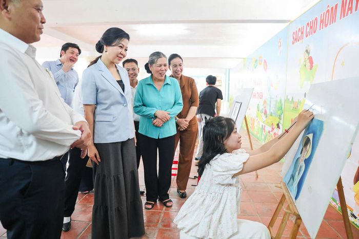 Đoàn thăm Thư viện xã Trà My. Ảnh: CTV