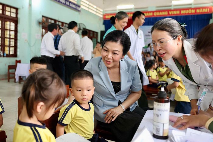 Phu nhân Tổng Bí thư, Chủ tịch nước thăm khu khám sức khỏe cho trẻ em xã Trà My. Ảnh: CTV