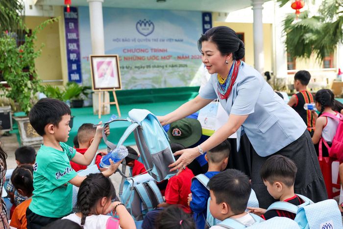 Bà Ngô Phương Ly - phu nhân Tổng Bí thư, Chủ tịch nước Tô Lâm tặng quà cho trẻ em xã Trà My. Ảnh: CTV