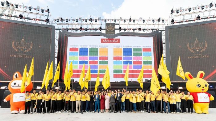 Đội ngũ đông đảo của VHS Group trong lễ kick-off dự án Vinhomes Saigon Park.