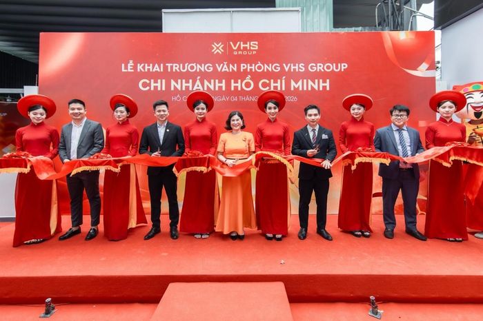 Bà Nguyễn Mai Khanh – CTHĐQT VHS Group cùng đội ngũ Ban lãnh đạo cắt băng khai trương chi nhánh mới. Ảnh: DNCC