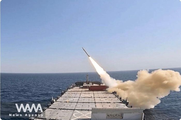 Iran nã tên lửa cảnh cáo tàu Mỹ. Ảnh: WANA
