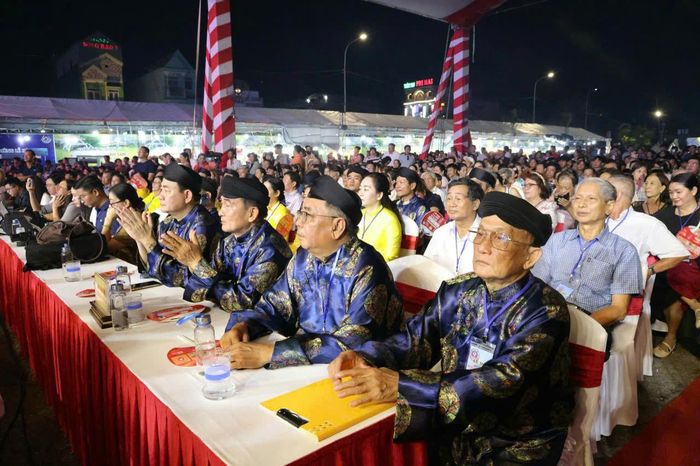Đông đảo người dân và du khách tham dự Lễ khai hội.