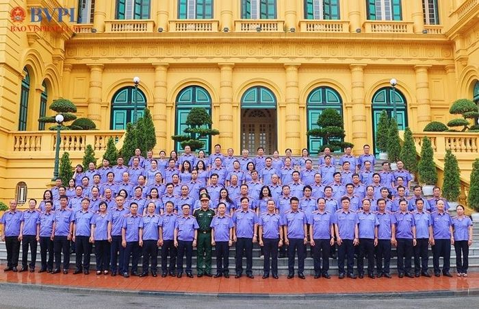  Các đồng chí lãnh đạo VKSND tối cao và đại biểu dự Lễ báo công dâng Bác chụp ảnh tại Phủ Chủ tịch.